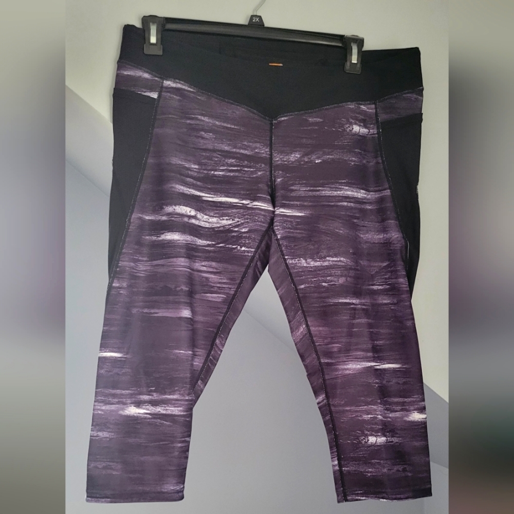 LUCY Tech crop leggings (black, white, gray)